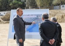 İlham Əliyev Bakı-Ələt avtomobil yolunun 2-4-cü kilometrliyində həyata keçirilən inşaat işlərinin gedişi ilə tanış olub(FOTO)